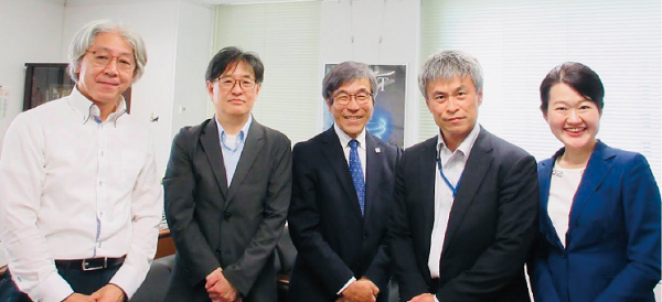 中央:文部科学大臣科学技術顧問/量子科学技術研究開発機構 理事長 小安 重夫氏左からNISTEP 林、赤池、藤田、酒井(NISTEP撮影)
