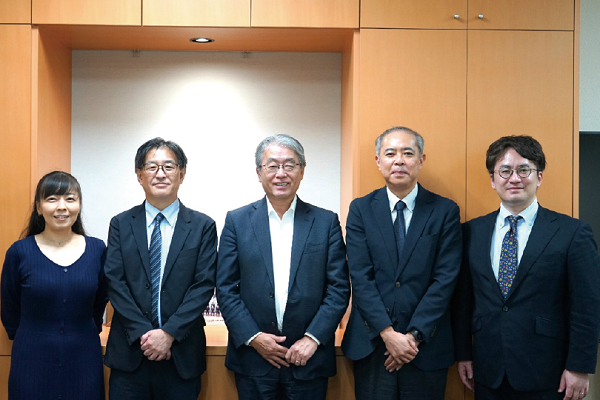 中央:上山 隆大 総合科学技術・イノベーション会議 議員左から NISTEP 川村、赤池、千原、尾﨑(NISTEP 撮影)