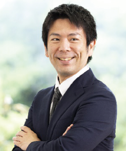 京都大学 人と社会の未来研究院 教授熊谷 誠慈 氏（熊谷氏提供）2009年 京都大学大学院文学研究科・博士課程修了 博士（文学）2009年 日本学術振興会特別研究員PD2011年 京都大学 白眉センター 特定助教2012年 京都大学 こころの未来研究センター 特任准教授2018年 ウィーン大学 文献文化学部 特任教授（兼任）2021年 内閣府ムーンショット型研究開発制度（目標9）プログラムディレクター（PD）2022年 株式会社テラバース 共同創業者2023年 京都大学 人と社会の未来研究院 教授