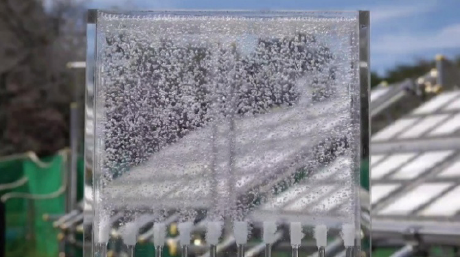 図表5　100m2の光触媒パネルから水素・酸素混合気体が生成する様子