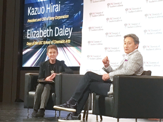 Elizabeth Daley教授(左)と平井一夫社長兼CEO (当時、現会長)