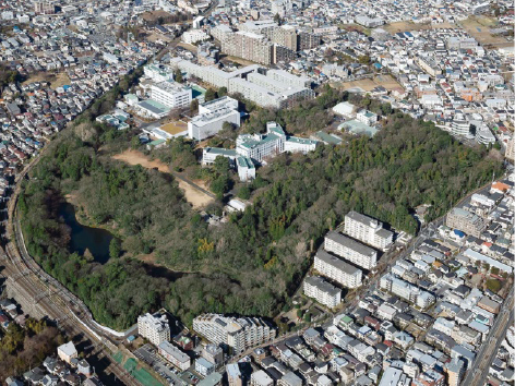 協創の森の全体像(左)と、その中に新設した協創棟(右) 出典:株式会社日立製作所御提供資料