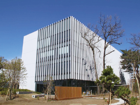 協創の森の全体像(左)と、その中に新設した協創棟(右) 出典:株式会社日立製作所御提供資料