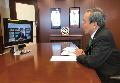 遠隔会議システムによりインタビューに答える内山田竹志氏。画面は磯谷所長。(2020年4月17日インタビュー中写真:トヨタ自動車提供)