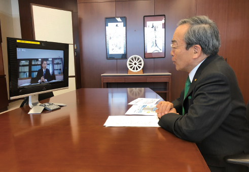 遠隔会議システムによりインタビューに答える内山田竹志氏。画面は磯谷所長。（2020年4月17日インタビュー中写真：トヨタ自動車提供）