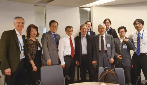 パリでの専門家会合 (右から3人目が有本共同議長、右端が田村氏)(田村氏提供)