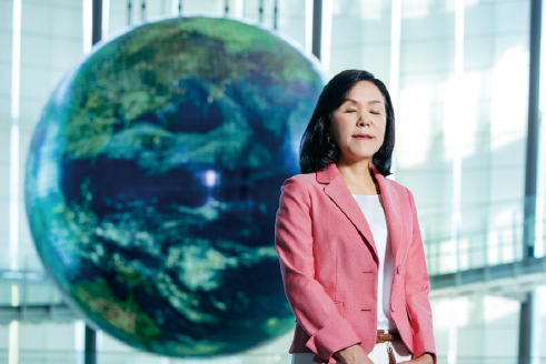 浅川 智恵子 日本科学未来館 館長(日本科学未来館提供)略歴1985年日本IBM株式会社入社、日本語デジタル点字システムを開発。1997年世界初の実用的な音声WEBブラウザー「IBMホームページリーダー」を開発。2004年東京大学工学系研究科先端学際工学専攻博士課程修了、2009年IBMフェロー、2013年紫綬褒章受章、2014年米カーネギーメロン大学IBM特別功労教授(IBM社兼務)、2019年全米発明家殿堂(NIHF)入り、2020年「AIスーツケース・コンソーシアム」発起人兼技術統括者就任。2021年4月より日本科学未来館館長。工学博士。専門はHCI(ヒューマン・コンピューター インタラクション)、アクセシビリティ。