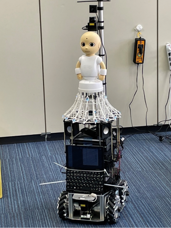 写真1 ガーディアンロボット 試作機第1号「ぶつくさ君」 (NISTEP撮影)