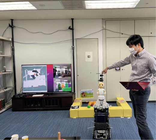 写真2 ガーディアンロボット 試作機第1号「ぶつくさ君」の実験の様子 吉野チームリーダー(NISTEP撮影)