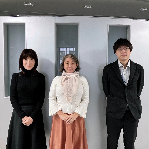 インタビューを終えて、京都大学大学院薬学研究科研究室の前にて 左から、矢口、樋口 ゆり子氏、黒田（NISTEP撮影）