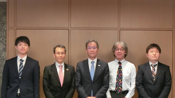 インタビューを終えて (中央)藤井総長、(左から)北島、佐伯、林、髙山(NISTEP撮影)※撮影の際のみマスクを外しています。