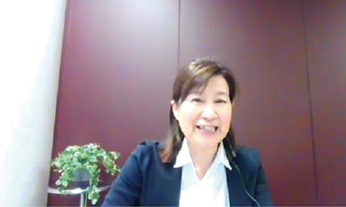 オンラインインタビューの様子 左:梶原 ゆみ子氏、(右段上から)NISTEP須藤、髙山、小倉(NISTEP撮影)