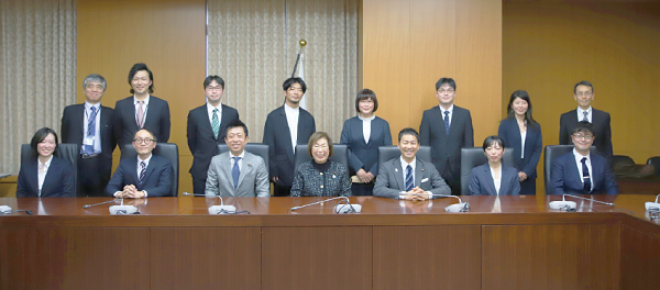 大臣表敬訪問の様子 （前列左から）中川朋美氏、中原啓貴氏、井出副大臣、永岡大臣、山本大臣政務官、鈴木杏奈氏、津川裕司氏（後列左から）須藤総務研究官、古屋晋一氏、吉田慎哉氏、大嶋泰介氏、CLANUWAT Tarin氏、久保田達矢氏、杉原加織氏、佐伯所長