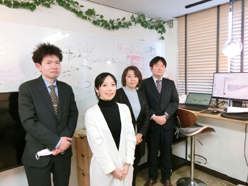 鈴木准教授の研究室にて 左から小倉、鈴木准教授、浦島、髙山