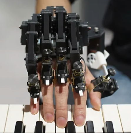 図表2　ピアニストの演奏技能を転写する手指外骨格ロボットを用いたトレーニング