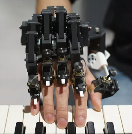 図表2 ピアニストの演奏技能を転写する手指外骨格ロボットを用いたトレーニング